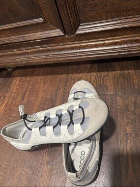 Ecco mens Light Gray Suede & Mesh Slip-On Sneakers